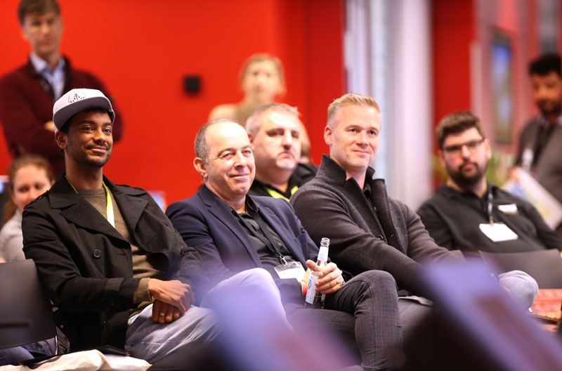 Teilnehmer bei einer IBIT-Fachtagung Veranstaltungssicherheit, aufmerksam und engagiert in einer modernen Umgebung.