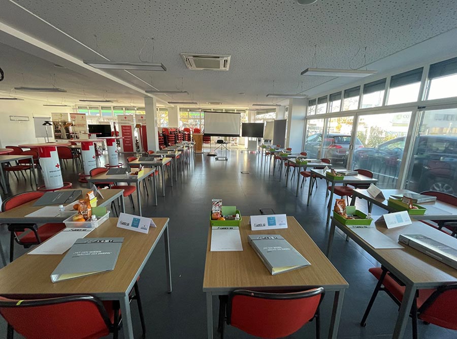 Hell erleuchteter Schulungsraum mit Tischen und Stühlen, vorbereitet für eine IBIT-Weiterbildung zur Veranstaltungssicherheit.
