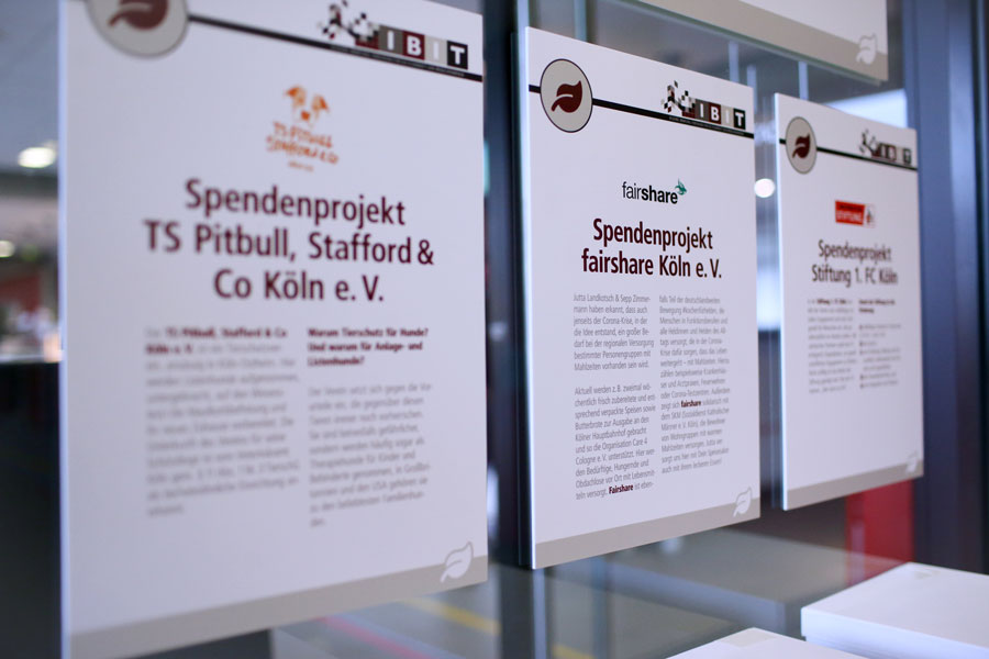 Informationstafeln zu Spendenprojekten im IBIT mit Fokus auf Veranstaltungssicherheit und Engagement in der Gemeinschaft.