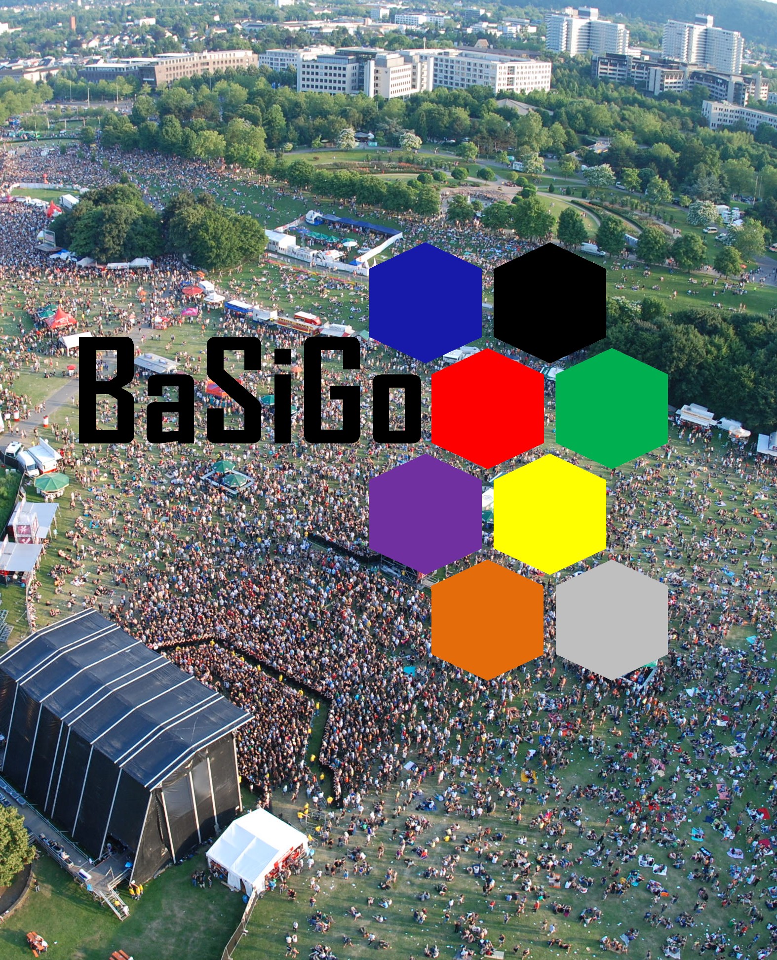 Luftaufnahme eines großen Festivals mit Menschenmenge und Bühnenaufbau, passend zur IBIT-Weiterbildung im Bereich Veranstaltungssicherheit.