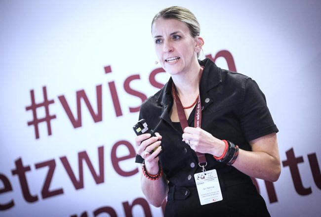 Fachvortrag zur Veranstaltungssicherheit beim IBIT, mit einer Referentin, die aktiv das Publikum anspricht.