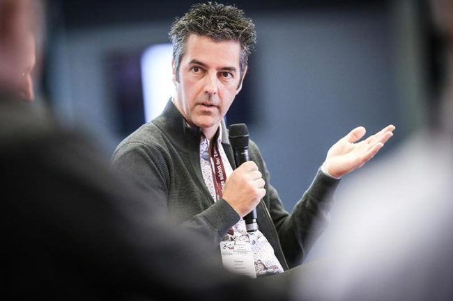 Ein Referent diskutiert engagiert auf der IBIT-Fachtagung Veranstaltungssicherheit.