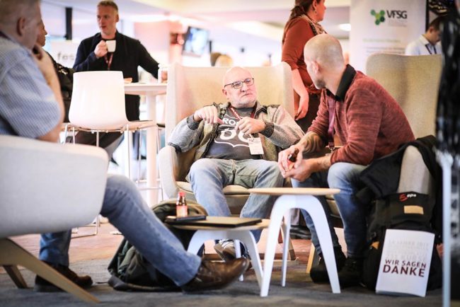 Entspanntes Networking bei der IBIT-Fachtagung Veranstaltungssicherheit mit Teilnehmern in gemütlicher Umgebung.