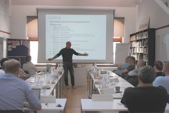 Zer­ti­fi­kats­kurs: Auf­sicht­füh­ren­de Per­son in Ver­samm­lungs­stät­ten