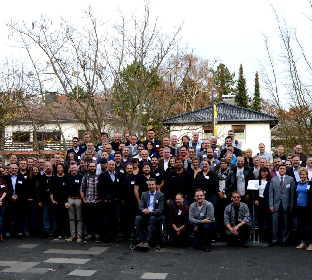 Gruppenfoto von Teilnehmern der IBIT-Fachtagung Veranstaltungssicherheit vor einem Veranstaltungsort im Freien.