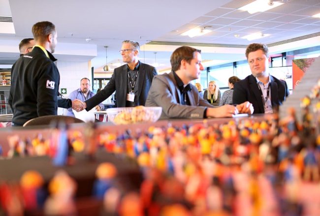 Fachgespräche und Networking bei einer IBIT-Veranstaltung, mit Fokus auf Veranstaltungssicherheit und Zusammenarbeit.