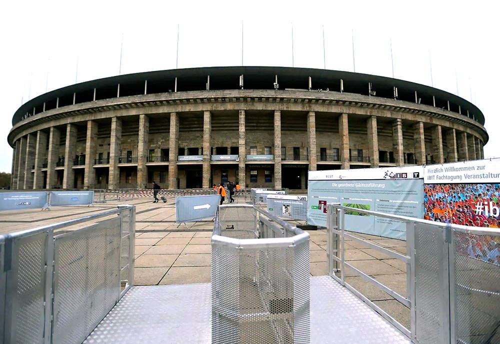 Blick auf das Stadion mit Sicherheitsvorkehrungen, ideal für IBIT-Veranstaltungen zur Veranstaltungssicherheit.