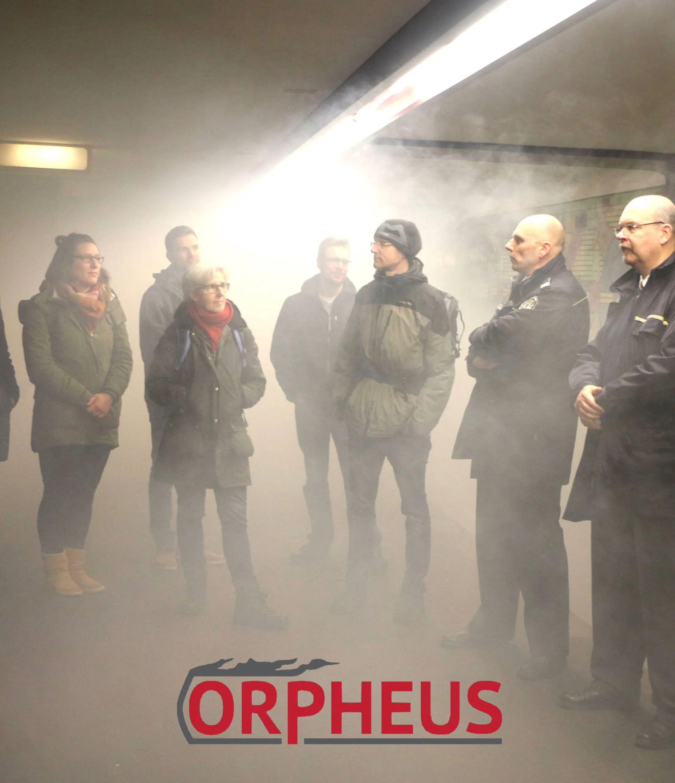 Gruppendiskussion zur Veranstaltungssicherheit in einer rauchigen Umgebung, die am IBIT stattfindet.