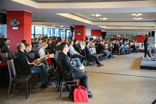 Teilnehmer einer IBIT-Fachtagung Veranstaltungssicherheit sitzen aufmerksam im Publikum und folgen der Präsentation.