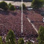 Große Menschenmenge vor einer Bühne bei einem Event -