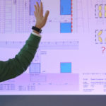 Referent präsentiert während der IBIT-Weiterbildung zum Thema Veranstaltungssicherheit grafische Planung und Sicherheitskonzepte.