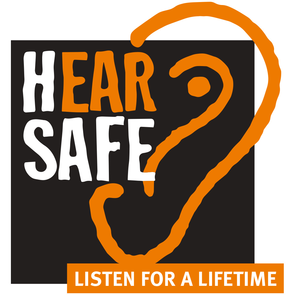 Logo der Kampagne „Hear Safe“, das auf die Bedeutung von Gehörschutz hinweist und zur Sicherheit bei Veranstaltungen anregt. IBIT.