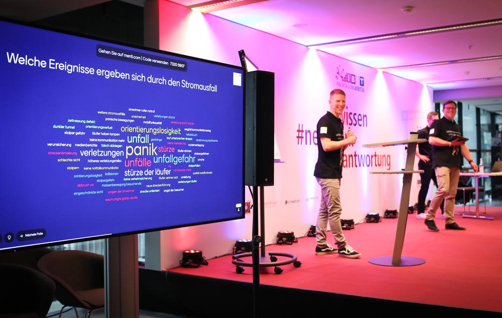 Präsentation bei der IBIT-Fachtagung Veranstaltungssicherheit mit Teilnehmern und interaktiver Diskussion über Stromausfälle.