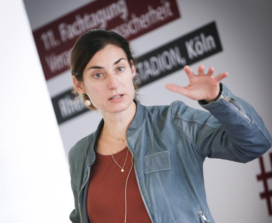 Referentin während der IBIT-Fachtagung Veranstaltungssicherheit in Köln, engagiert und gestikulierend.