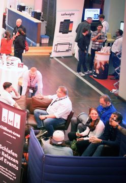Fachbesucher im Austausch bei der IBIT-Fachtagung Veranstaltungssicherheit in einem lebhaften Messeumfeld.